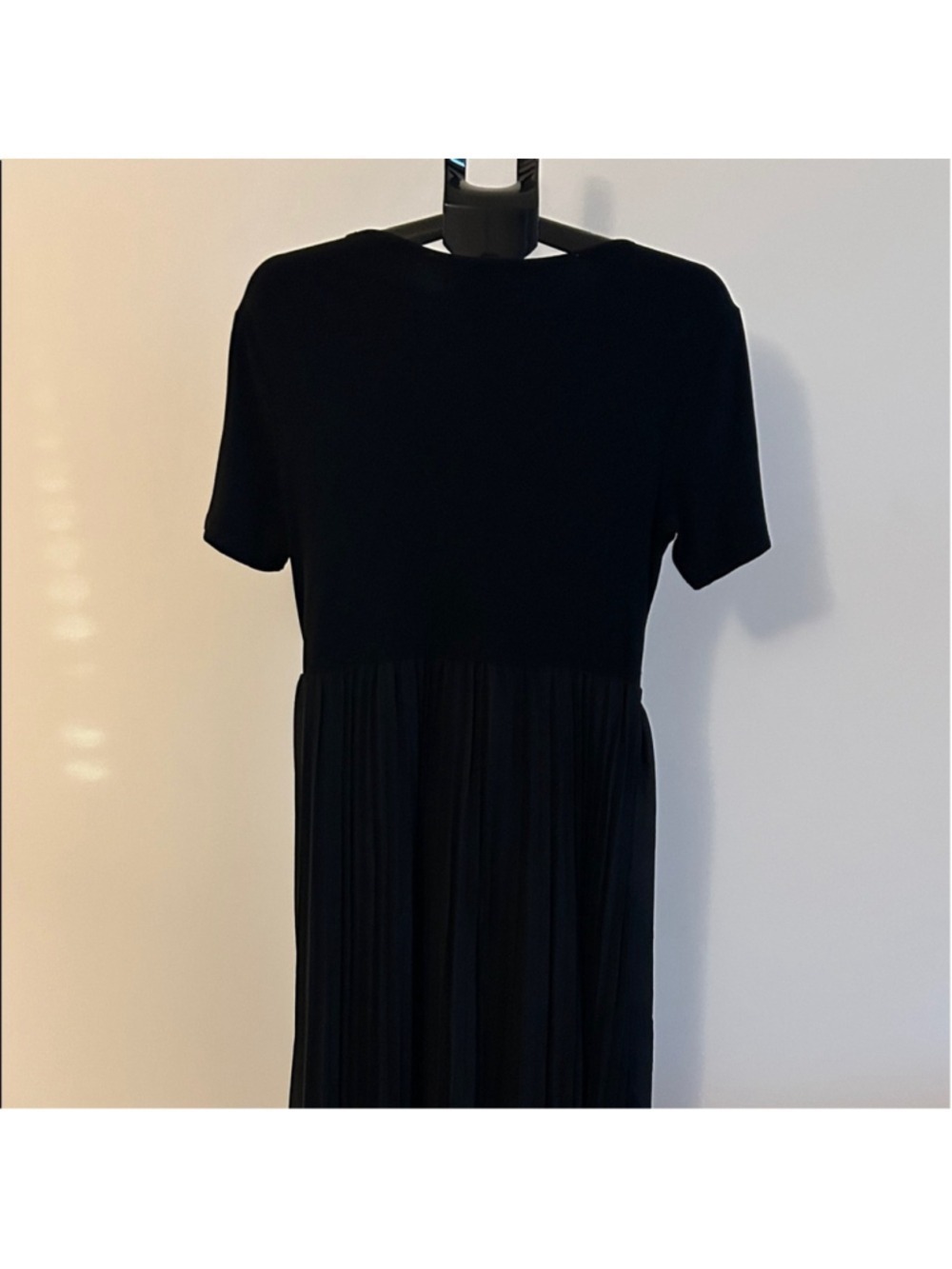 Elegant Black Midi Dress - Picture 5 of 5